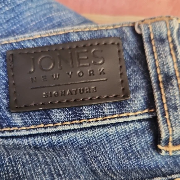 Jones New York Mid-Wash Denim Jean Cruise Short Size 12 - Picture 7 of 12
